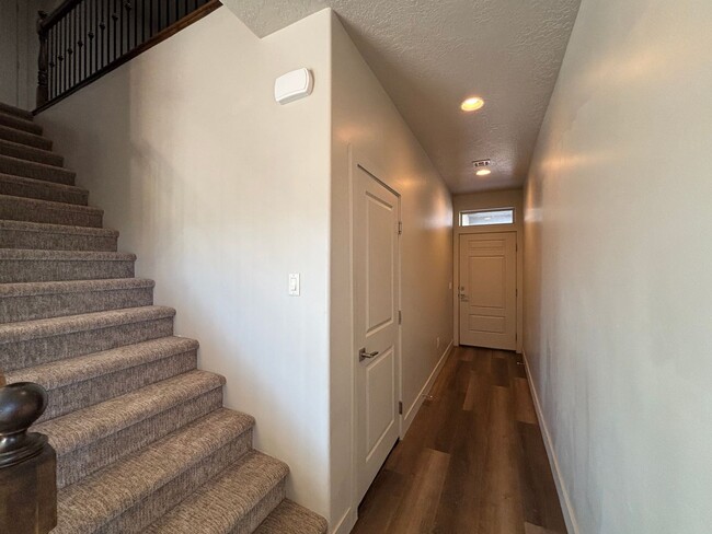 Building Photo - SPACIOUS TOWNHOME FOR RENT!