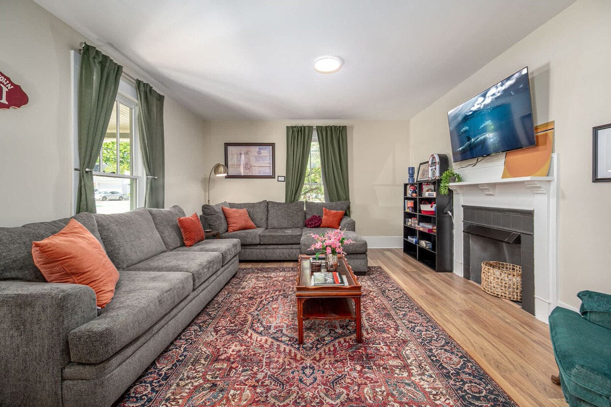 Foto principal - 500 W Rosemary St