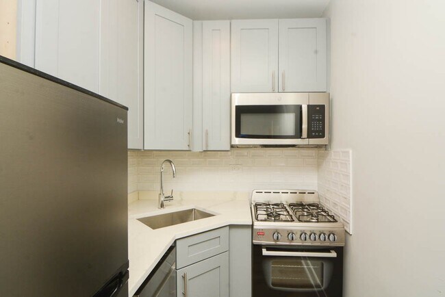 Foto del edificio - 553 W Belmont Ave