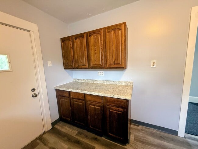 Building Photo - Three bedroom one bathroom home for rent