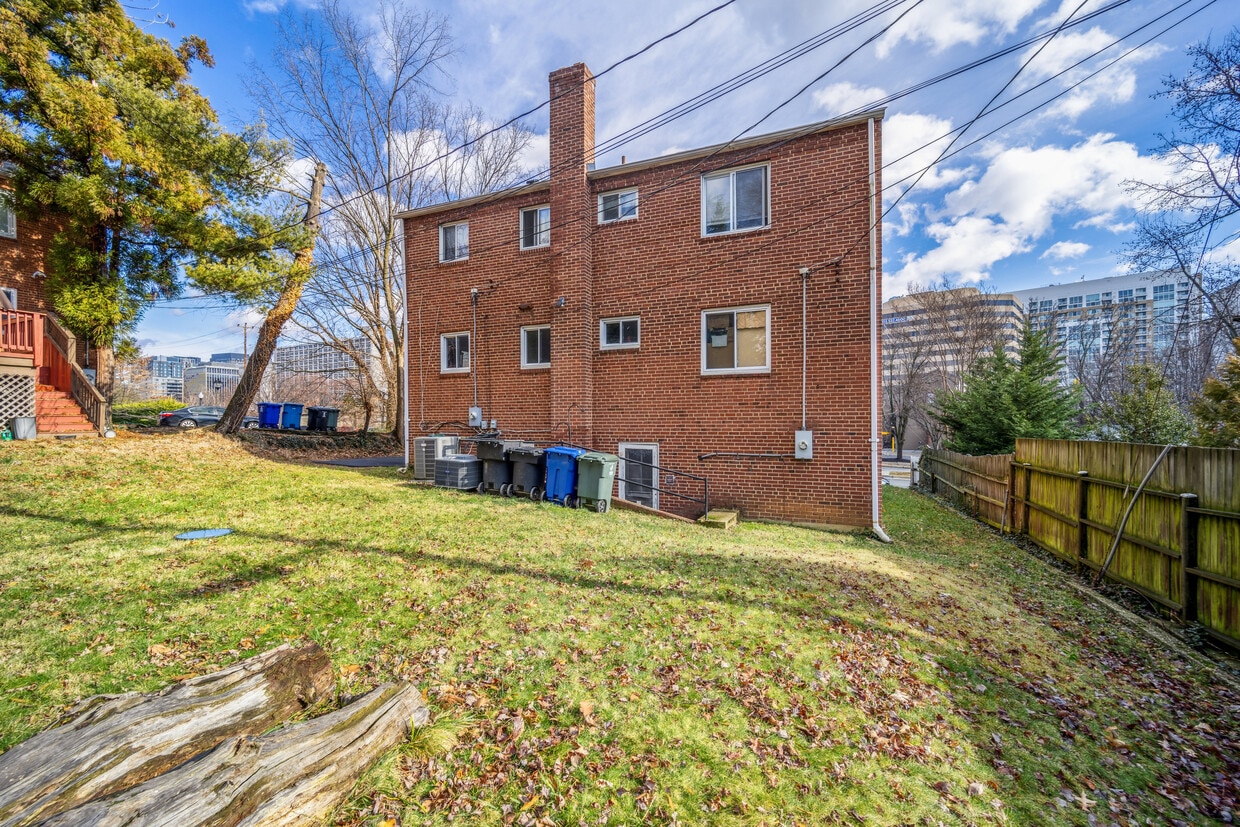 Building Photo - 2600 S Eads St