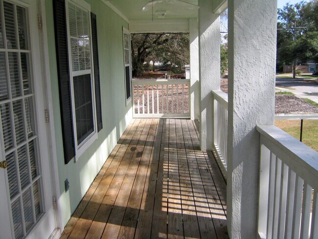 Balcón - 2815 E Washington St