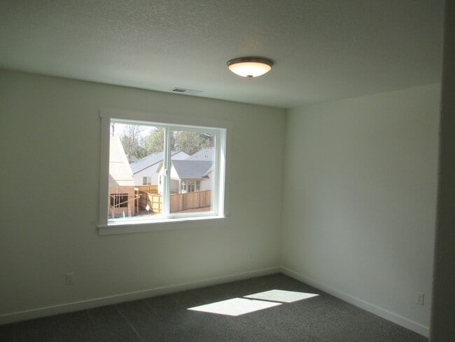 Building Photo - Brand New 3 bedroom Duplex