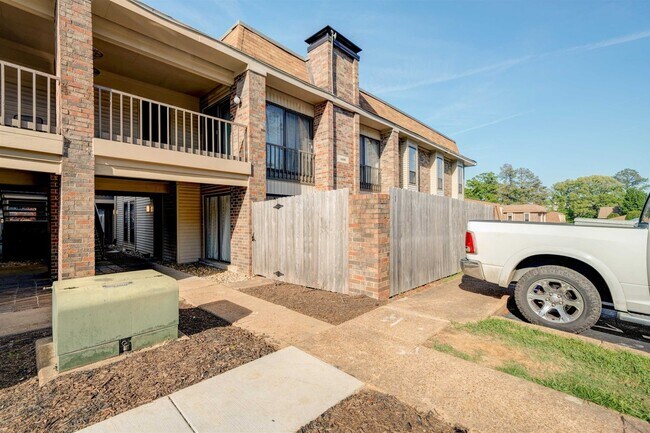 Building Photo - 6600 Poplar Woods Cir S