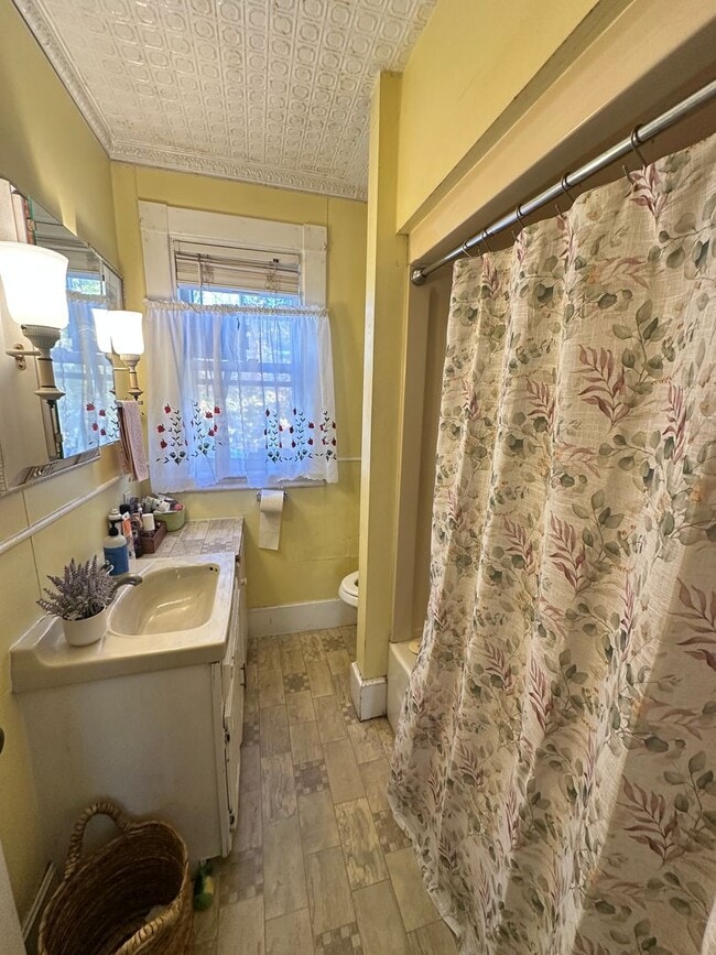 Building Photo - 19 Oak St