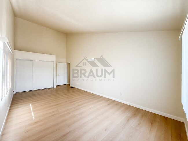 Building Photo - 5245 Riverton Ave