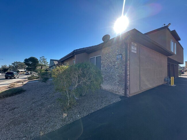 Building Photo - 1467 Hialeah Dr