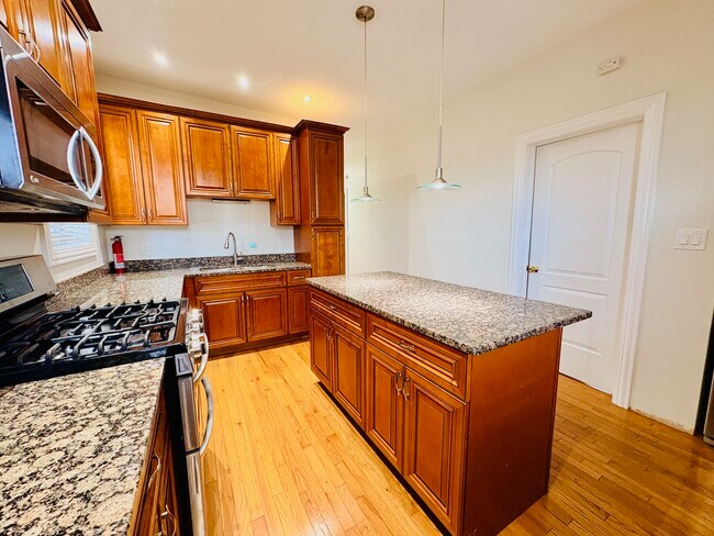 Foto del edificio - 3236 W Augusta Blvd