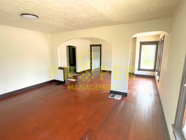 Building Photo - 2 bedrooms 1 bathroom house