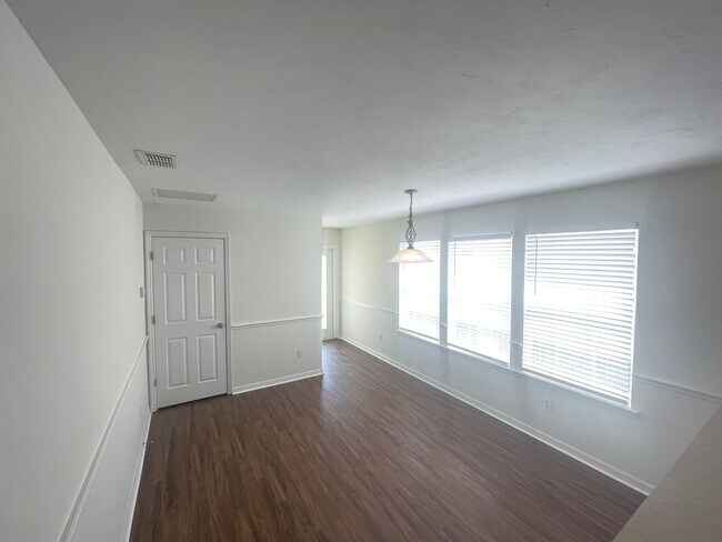 Foto del edificio - 3/2 Home in Walnut Creek with Vaulted Ceilings and Updated Finishes