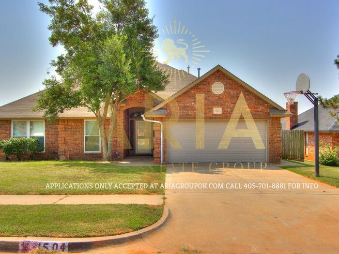 Primary Photo - Four Bedroom 2 Bath Moore House Available ...