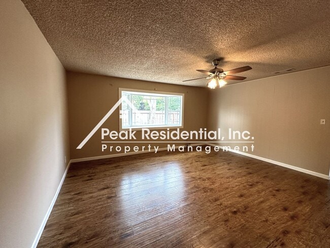 Foto del edificio - Charming Elk Grove 3bd/2ba House with 2 Ca...