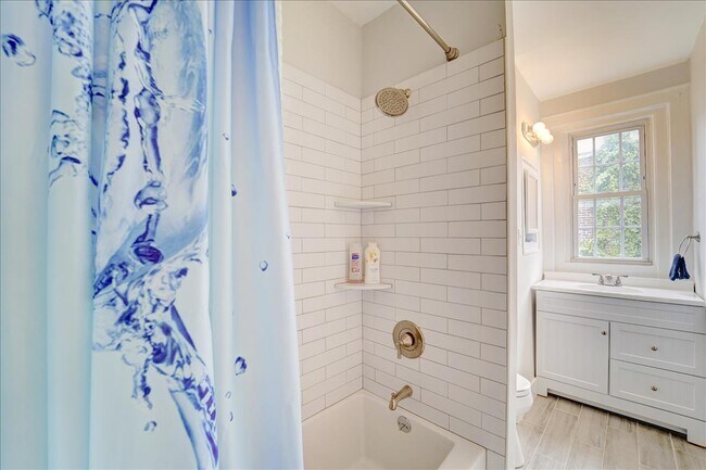 Baño - 931 Jackson St