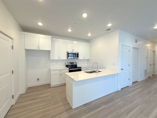 Building Photo - Desert Color Condo 2 bd, 2 bt, 1 Car Garage