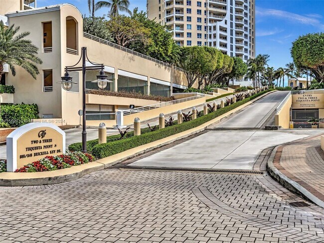 Building Photo - 848 Brickell Key Dr