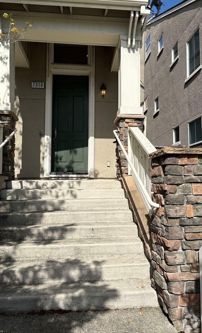 Building Photo - 7310 Rainbow Dr
