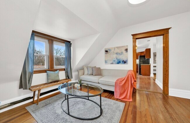 Living room - 1221 W Draper St