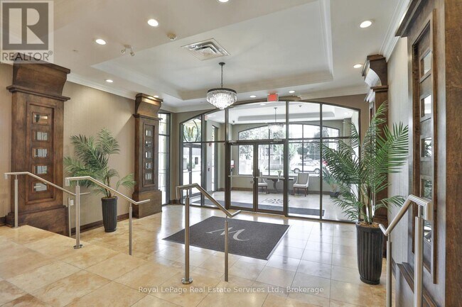 Photo du bâtiment - 205 Lakeshore Rd W