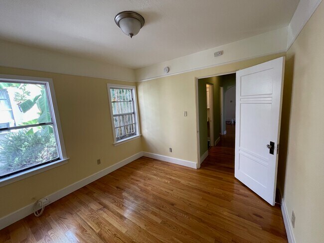 Building Photo - 933 Marview Ave