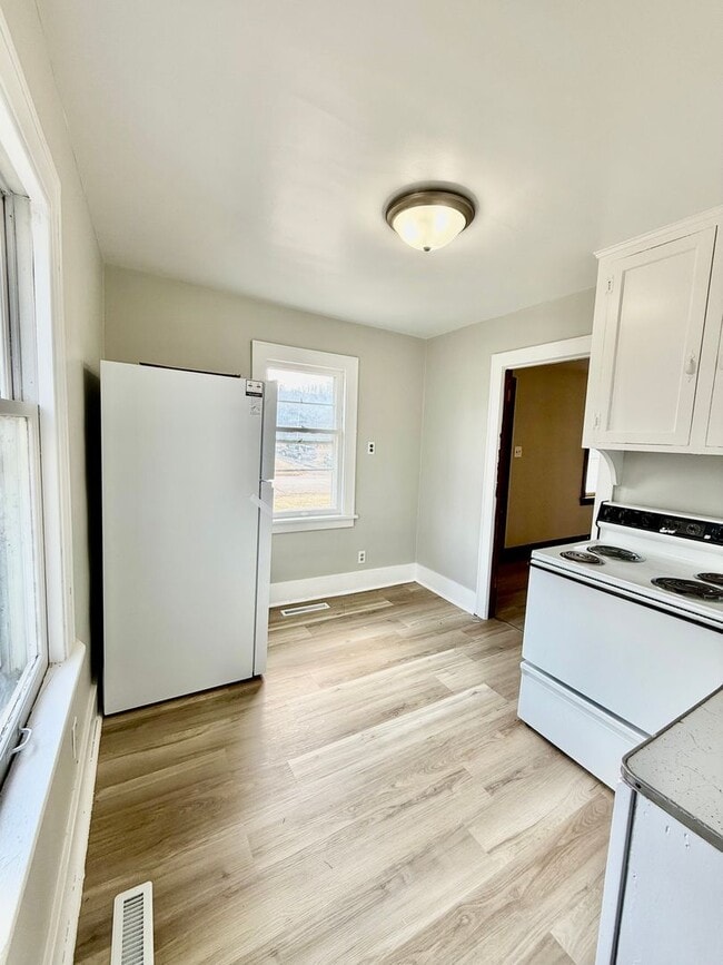 Building Photo - Cozy updated 2 Bedroom Single family home.