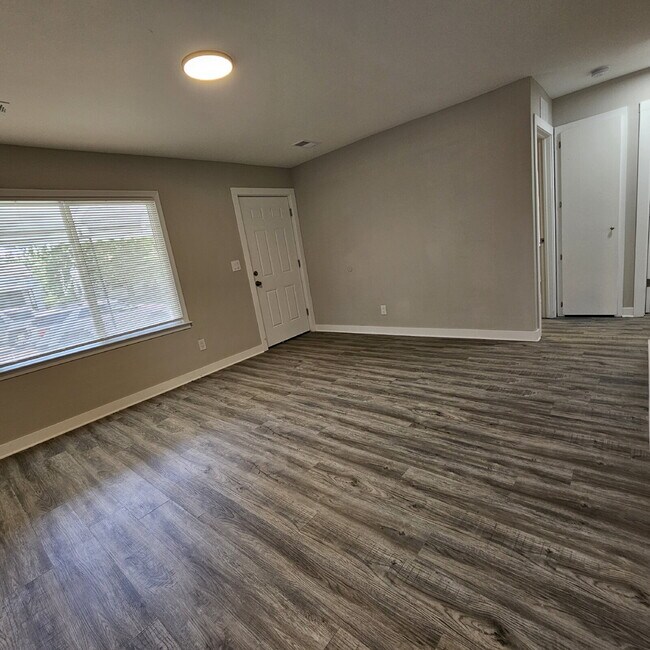 Foto del edificio - 2 bed, 1 bath renovated ranch. Kitchen has new cabinets, granite counters. All appliances, remode...