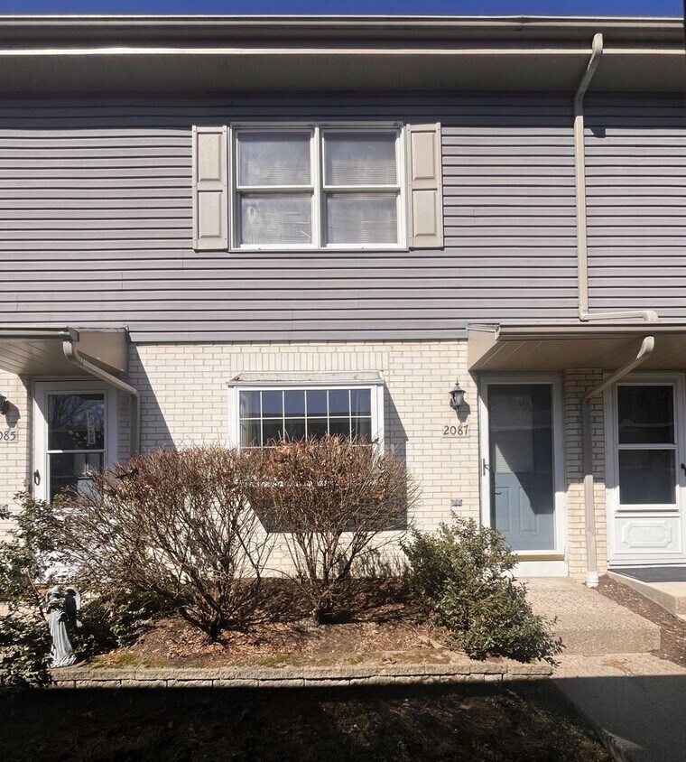 Foto principal - Woods Edge 2-Bedroom Townhome!