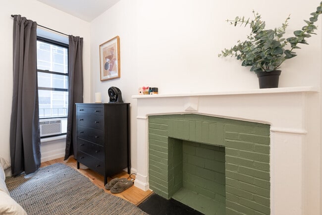 Building Photo - 136 E 57th St