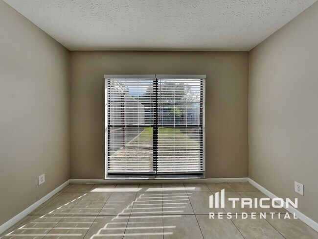 Foto del edificio - 1422 Mistyglen Lane Brandon FL