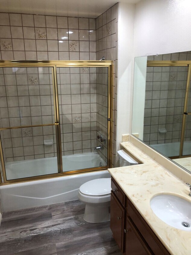 Building Photo - LOOK AND LEASE OFFER: $500.00 OFF 1st MONT...