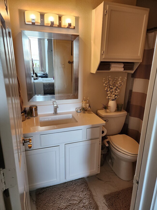 Ejemplo de unidad amueblada - 3701 Cedarplaza Ln