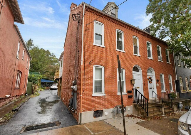 Building Photo - 415 W Lemon St