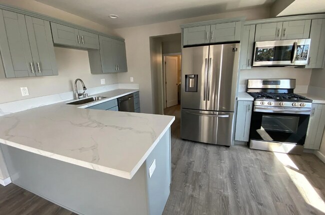 Building Photo - 4BD/2BA on Montezuma!!
