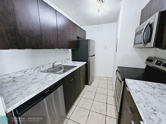 Foto del edificio - 1163 Lake Terry Dr