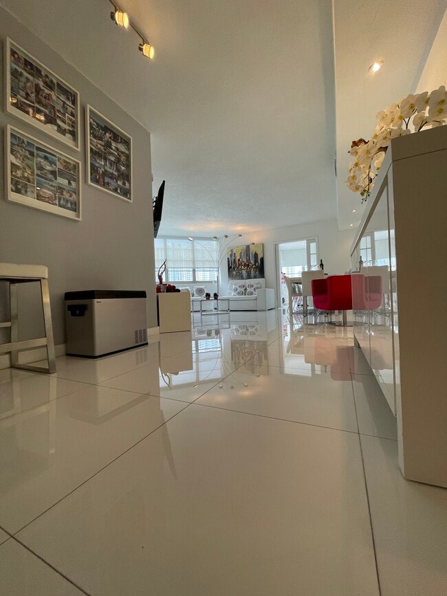 Building Photo - 801 Brickell Bay Dr