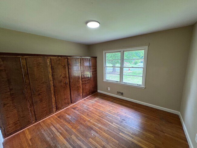 Foto del edificio - 4 Bed 1 Bath House