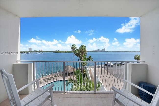 Building Photo - 10350 W Bay Harbor Dr