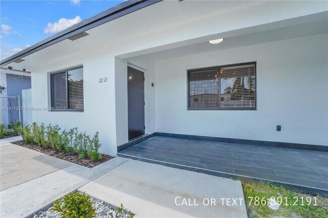 Foto del edificio - 2221 Charleston Street, Hollywood, FL 3302...