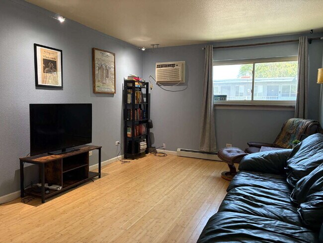Foto del edificio - Immediate Availability! Wonderful 1 Bed Co...