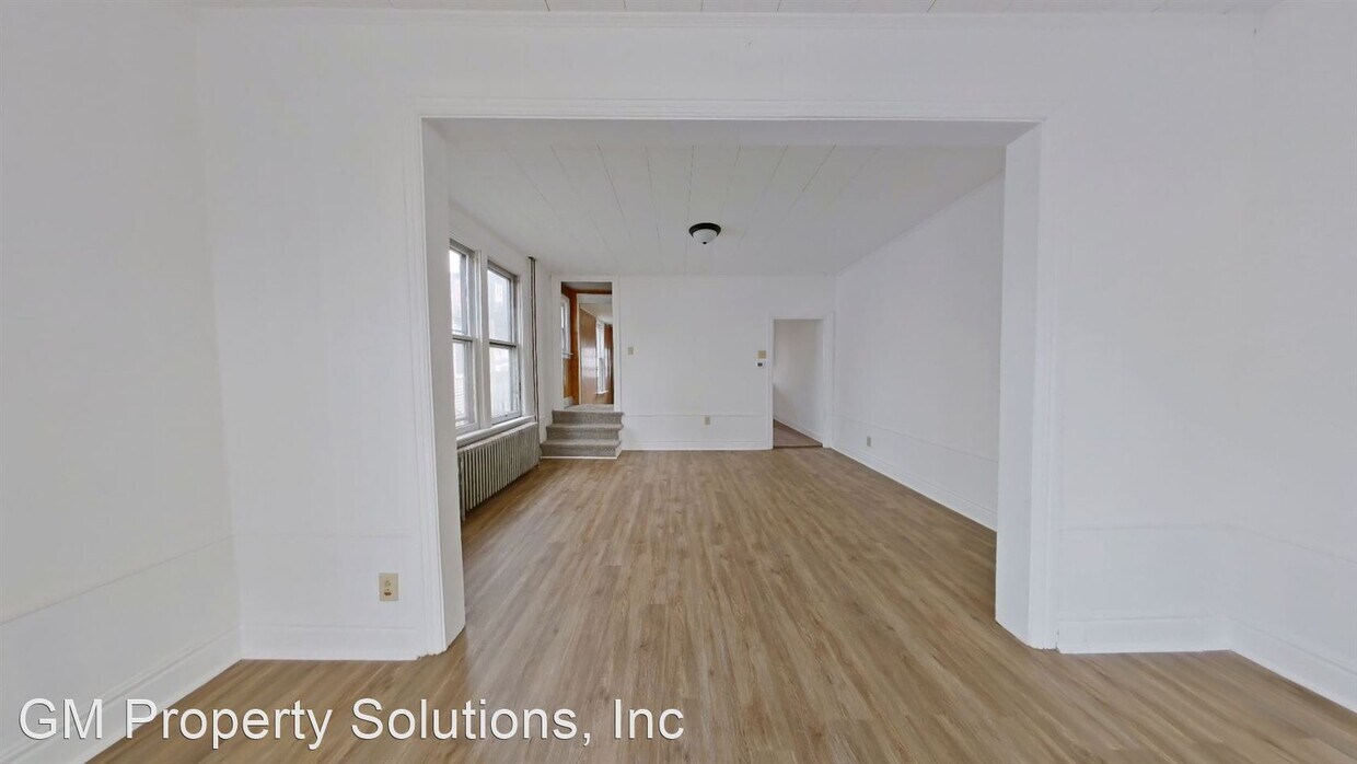 Primary Photo - 3 br, 1 bath House - 608 N Railroad Street...