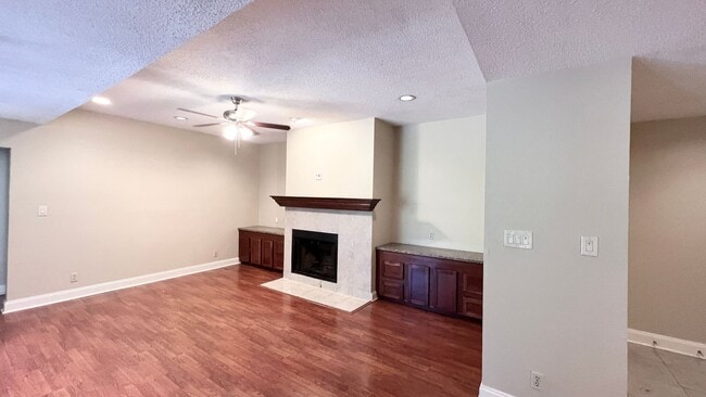 Building Photo - PRE-LEASE 2025/2026: Robbins Place Communi...
