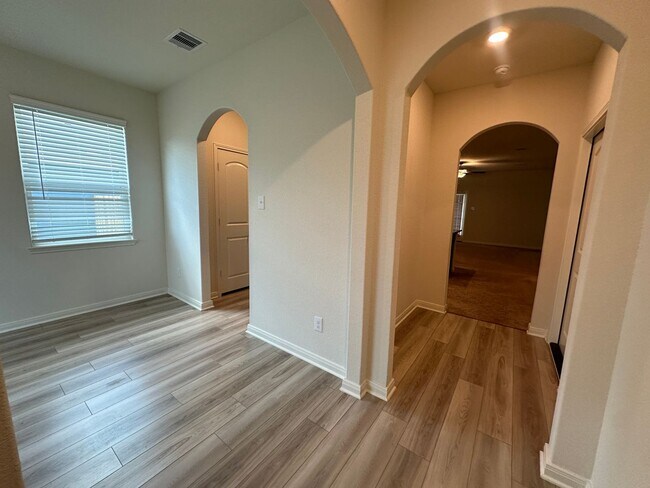 Foto del edificio - For Lease | 3 Bed, 2 Bath | 1,552 Sq Ft | ...