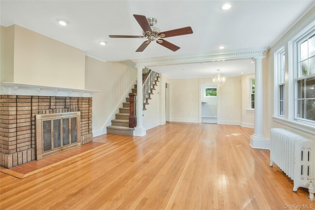 Building Photo - 806 Pelhamdale Ave