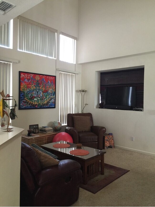 Building Photo - Great 4 bedroom East Davis home with large...