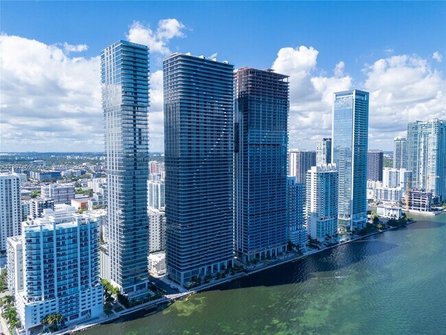 Foto del edificio - 700 NE 24th St