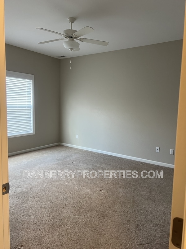 Building Photo - 1437 River Park Ln