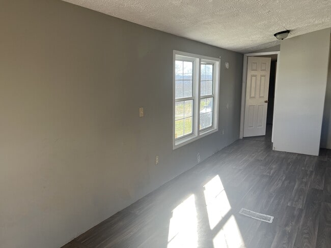 Building Photo - 168 Middle Ave