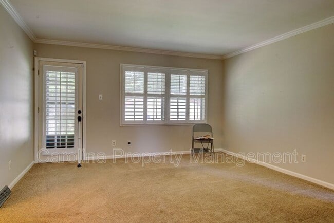 Foto del edificio - 6412 Tomahawk Ln