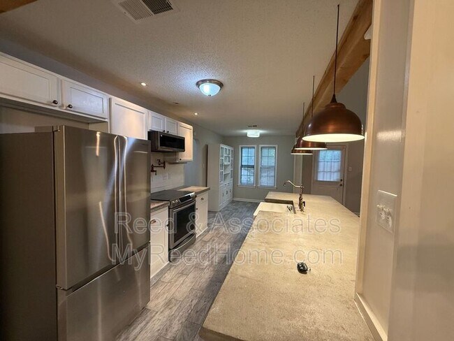 Building Photo - 3040 Delvan Cove