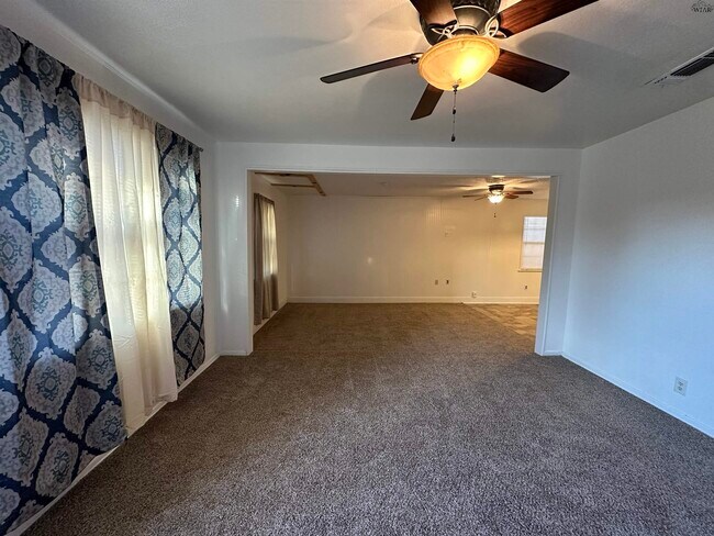 Building Photo - 1622 Longview St