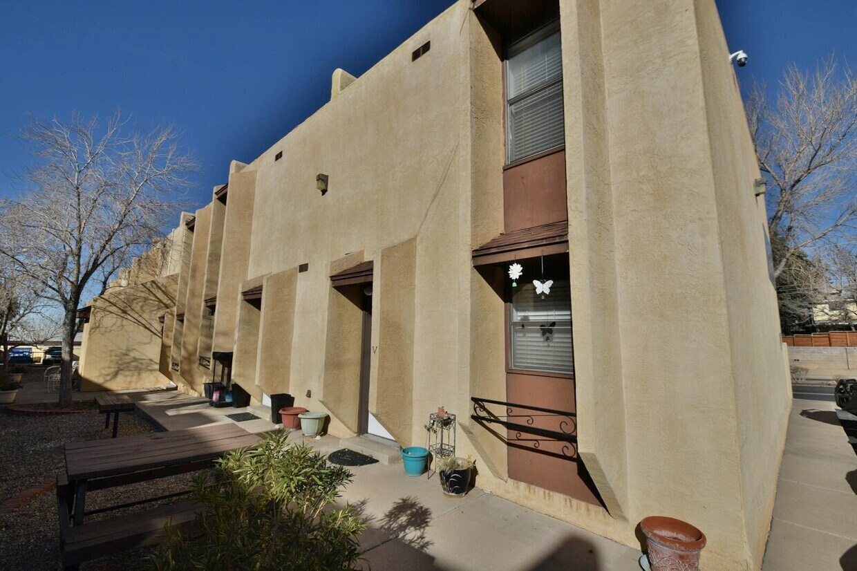 Primary Photo - 11512 Candelaria Rd NE